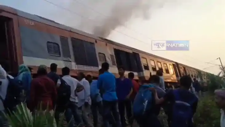 Burning Train : बेगूसराय में चलती डीएमयू के इंजन में लगी आग,