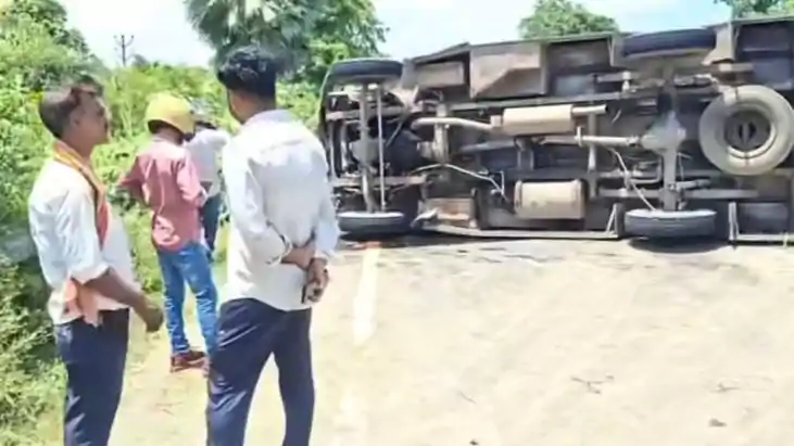 Bihar Road Accident : होमगार्ड जवानों से भरी बस और बाइक के ब Bihar Road Accident : होमगार्ड जवानों से भरी बस और बाइक के ब