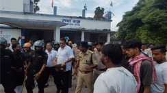 बेतिया नगर निगम में जमकर हंगामा: काली बाग मंदिर की जमीन पर पार्क निर्माण के विरोध में महापौर को बनाया बंधक, पार्षद के साथ मारपीट