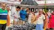 छपरा के एकमा में युवा चेतना का जनसेवा अभियान: बेनौत गांव में हजारों जरूरतमंदों के बीच बांटे छाते