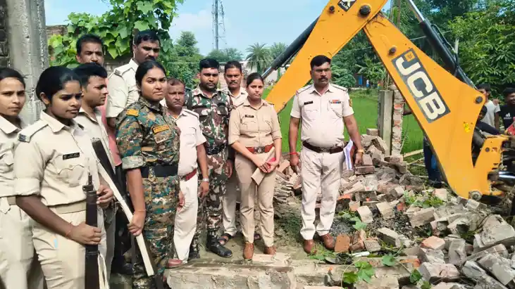 Bihar News : हत्याकांड के फरार आरोपी के घर पर मुजफ्फरपुर पुल