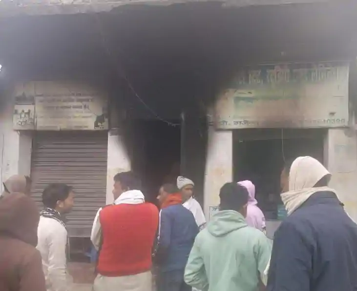 शॉर्ट सर्किट का कहर, आग में चार दुकानें और मोटरसाइकिल खाक; ल