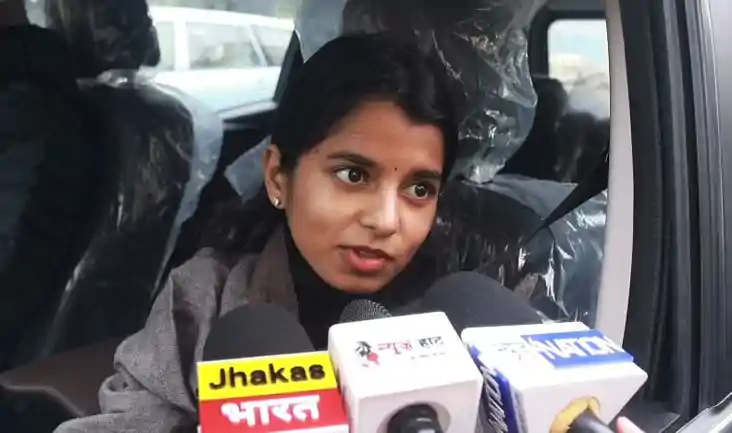 नीतीश कुमार के हिजाब विवाद पर मैथिली ठाकुर ने तोड़ी चुप्पी, 