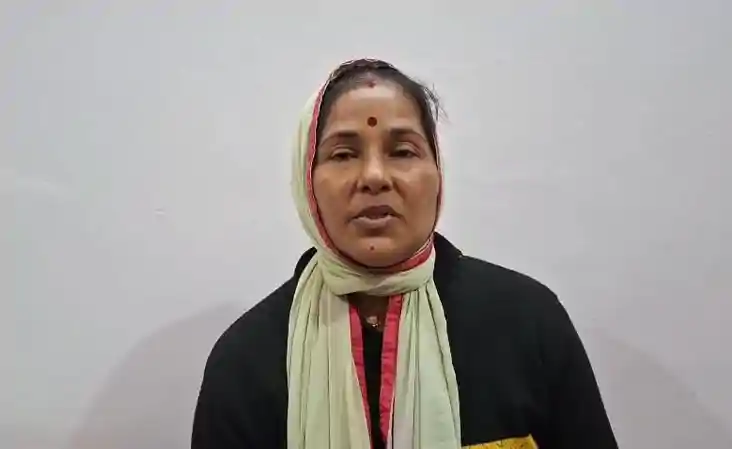 न्याय के लिए दर-दर भटक रही 'फौजी की पत्नी', पुलिस पर कपड़े फ