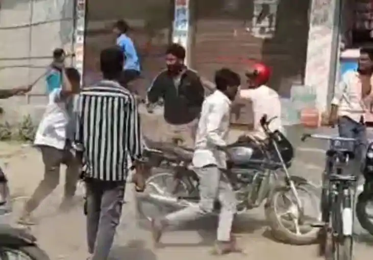 दिनदहाड़े गुंडागर्दी : युवक की बेरहमी से पिटाई, रंगदारी का व