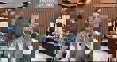 फाइलेरिया के खिलाफ नवादा का 'महायुद्ध': डीएम रवि प्रकाश ने खुद खाई दवा, बोले- बीमारी को जड़ से मिटाना है लक्ष्य