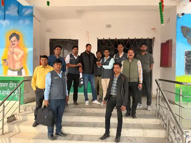 जेई पर गिरी निगरानी की गाज: पेवर्स ब्लॉक लगवाने के बदले मांग