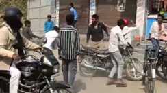 Bihar Crime : अवैध धंधे की रंजिश में युवक की बेरहमी से पिटाई, हथियार लहराते भागे बदमाश… VIDEO वायरल