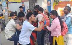 डीएम ऑफिस के सामने 'दबंगई': सरेराह जोड़े को उठाने आए सफेद गाड़ी वाले, बीच सड़क पर घंटों चला हाई वोल्टेज ड्रामा 