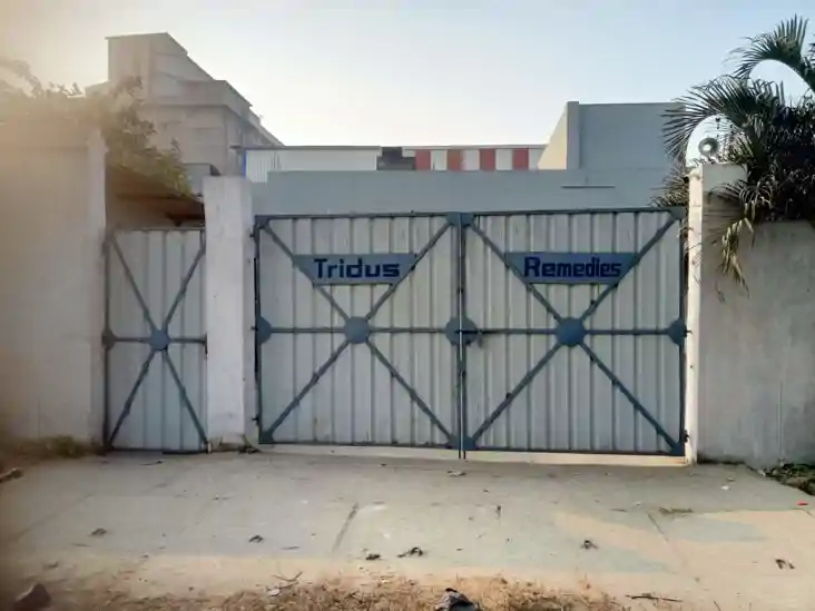 दवा कंपनी पर लटका ताला:ड्रग विभाग की नाक के नीचे चल रहा था म