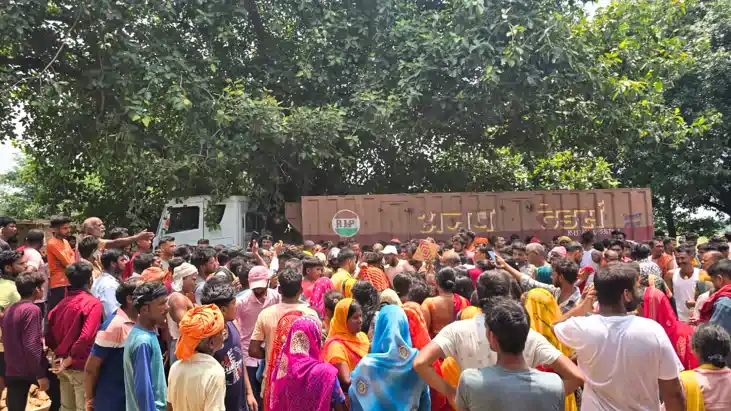 Bihar Accident News : बक्सर में तेज रफ़्तार का कहर, चाय दुकान Bihar Accident News : बक्सर में तेज रफ़्तार का कहर, चाय दुकान