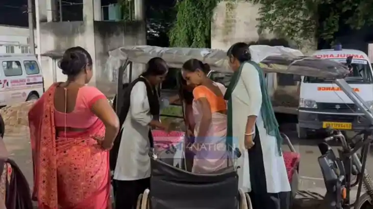 ई- रिक्शा में बच्चे को दिया जन्म ई- रिक्शा में बच्चे को दिया जन्म