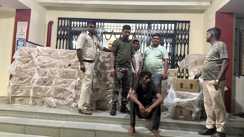 Bihar News : नवादा में कुरकुरे की आड़ में शराब तस्करी का पुलिस ने किया खुलासा, 12 लाख की शराब किया जब्त, मौके से चालक को किया गिरफ्तार 