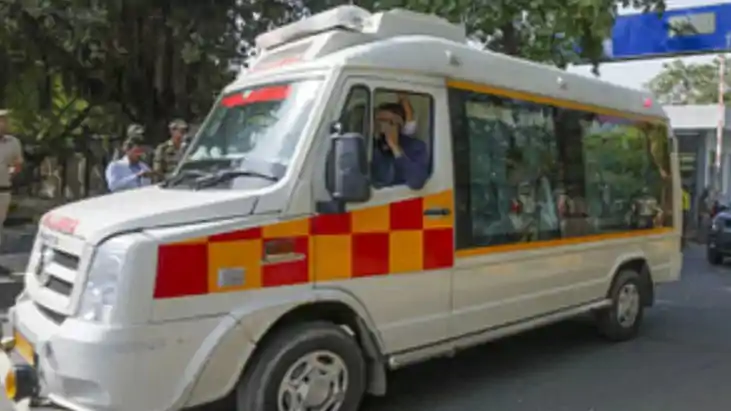 Kedarnath Yatra: हद है ! भीड़ से बचने के खातिर एंबुलेंस में Kedarnath Yatra: हद है ! भीड़ से बचने के खातिर एंबुलेंस में