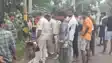 नवादा में बस हादसा : बिजली के पोल और पेड़ से टकराई बस, खलासी की मौत; कई मजदूर घायल
