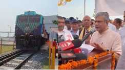 बिहार में बना 51वां रेल इंजन अफ्रीका के गिनी रवाना, रेल मंत्री और सीएम ने दिखाई हरी झंडी, बिहार को मिला 10,000 करोड़ का रेल बजट