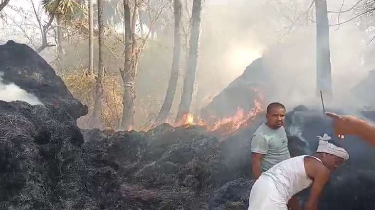 नवादा में किसानों की पुंज में लगी भीषण आग, एक घंटे से फायर ब्रिगेड का इंतजार, पानी की कमी से ग्रामीण बेबस