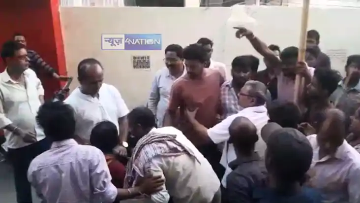 Bihar News : आरा में डॉक्टर की लापरवाही से गयी महिला की जान,
