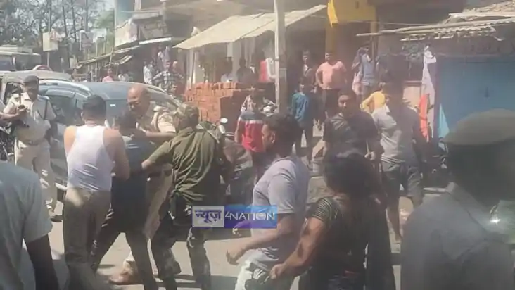 Gaya News : गया में थाना परिसर में आपस में भिड़ी दो पक्ष की म Gaya News : गया में थाना परिसर में आपस में भिड़ी दो पक्ष की म