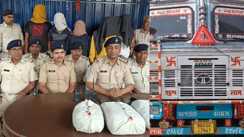 सिक्स लेन के नीचे पुलिस की बड़ी रेड: 16 चक्के के ट्रक से गांजा और शराब बरामद, ट्रक मालिक और बेटों समेत 5 गिरफ्तार