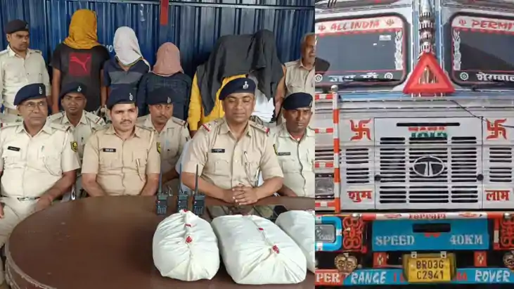 सिक्स लेन के नीचे पुलिस की बड़ी रेड: 16 चक्के के ट्रक से गां