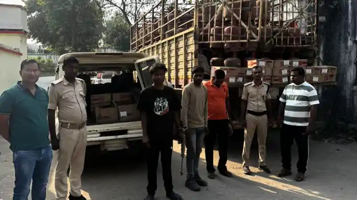 Bihar News : मोतीहारी में उत्पाद विभाग की टीम ने गैस सिलिंडर