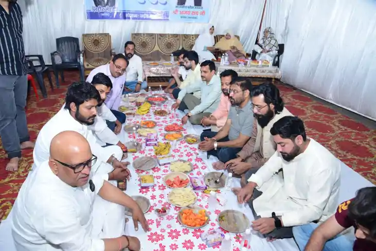 हुसैनाबाद में आयोजित इफ्तार पार्टी में शामिल हुए कांग्रेस प्