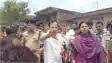 सड़क और जलजमाव पर भारी बवाल: ग्रामीणों ने DM-SP का काफिला रोका, BJP विधायक अवधेश सिंह के खिलाफ जमकर नारेबाजी, वीडियो वायरल