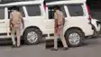 दारोगा जी का नया ‘स्वैग’: कमर छोड़ पीछे पिस्टल टांगने का अनोखा अंदाज वायरल, चर्चा और मजाक का बना विषय