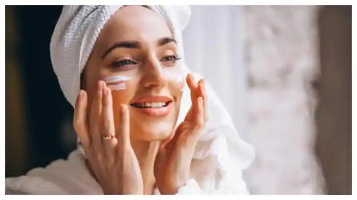 Skin Care Tips: ठंड में इस तरह से स्किन का करें केयर, नहीं फ Skin Care Tips: ठंड में इस तरह से स्किन का करें केयर, नहीं फ