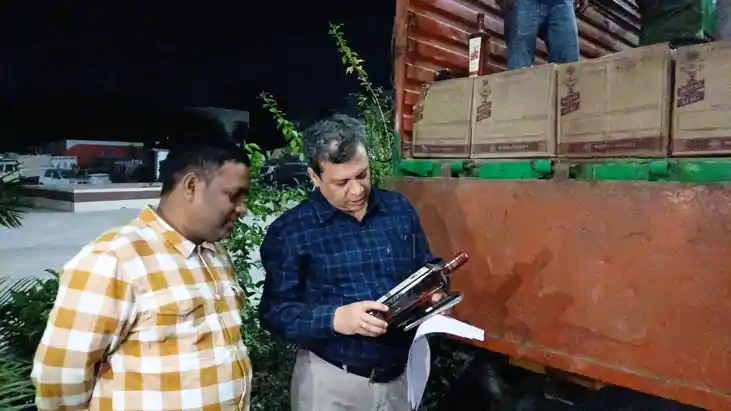 Bihar Crime : ट्रक के तहखाने में लोड लाखों रूपये की शराब उत्