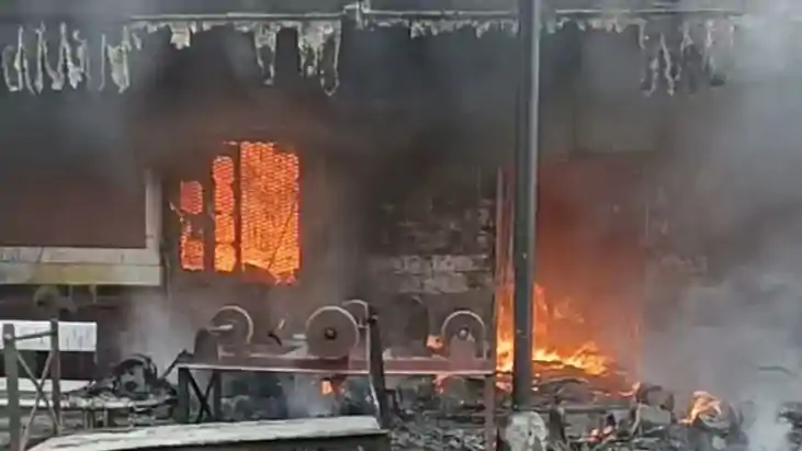 किऊल जंक्शन रेलवे स्टेशन में लगी आग, लाखों का हुआ नुकसान, शॉ