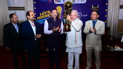 Bihar News : 20 शहरों से होकर 'हॉकी मेंस जूनियर वर्ल्ड कप 2025' की ट्रॉफी पहुंची पटना, राज्यपाल आरिफ मोहम्मद खान ने किया स्वागत 