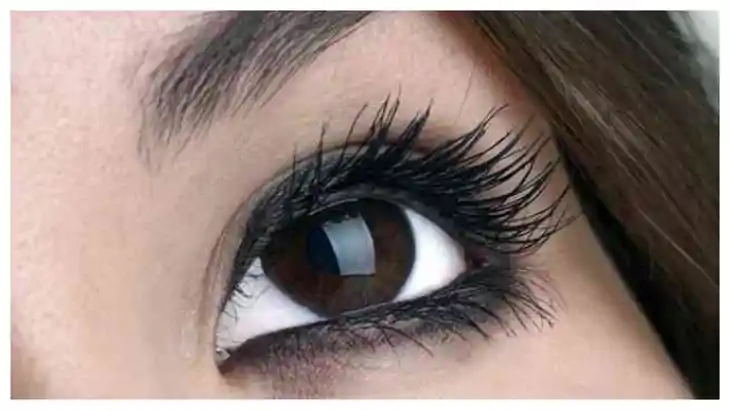 अगर लगना है खूबसूरत तो आंखों में लगाएं काजल, इस चीज का रखें 