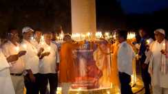 Deepawali 2025 : लौरिया के अशोक स्तम्भ परिसर में बौद्ध धर्मावलंबियो ने धूमधाम से मनाया दीपदानोत्सव, कहा अब भारत की बात सुनती है दुनिया...