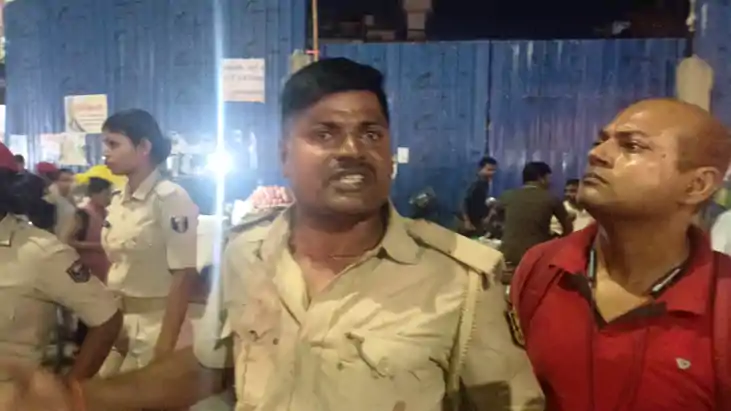 Bihar News : बिहार में जाम हटाने गयी पुलिस टीम पर लोगों ने क Bihar News : बिहार में जाम हटाने गयी पुलिस टीम पर लोगों ने क
