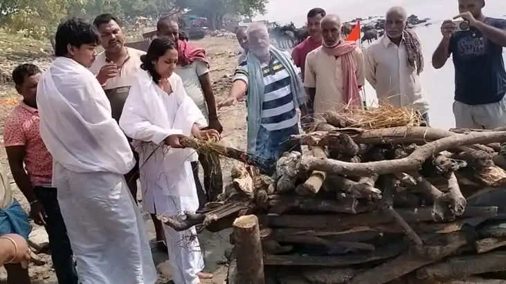 Bihar News : मुंगेर गंगा घाट पर सैन्य सम्मान के साथ हुआ CRPF