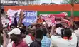गृह राज्य मंत्री के सामने लोगों ने किया जमकर विरोध, चली कुर्सी, लात-घुंसे, कई लोग जख्मी, जानें नाराजगी की वजह
