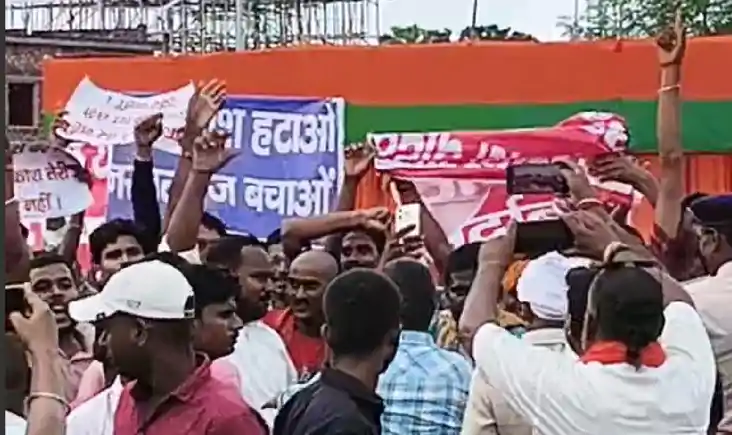 Bihar politics - गृह राज्य मंत्री के सामने लोगों ने किया जमक