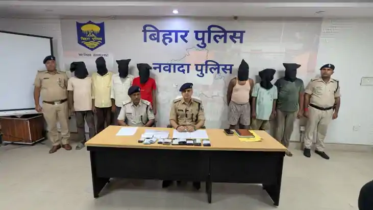 गांव के एक घर से चल रहा था भोले-भाले लोगों को लोन का झांसा द