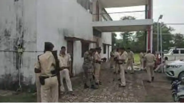 Smugglers Attack Police 