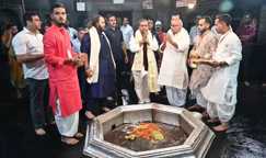Bihar news - पूर्वजों का पिंडदान करने बेटे अनंत के साथ विष्णुपद मंदिर पहुंचे मुकेश अंबानी, पितरों की आत्मा की शांति के लिए मांगी दुआ, सुरक्षा के कड़े प्रबंध