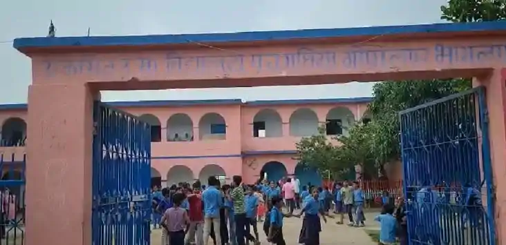 शिक्षकों के विवाद में पढ़ाई ठप, शिक्षिका ने क्लास में जड़ा त