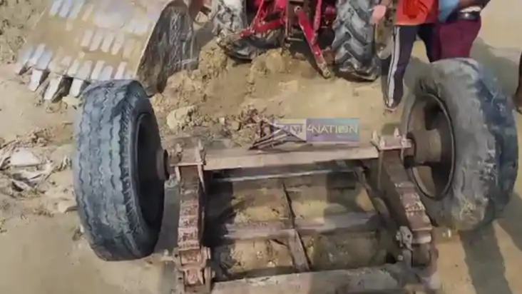 Bihar News : गोपालगंज में ट्रैक्टर पलटने से चालक सहित दो लोग
