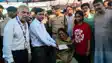 Bihar News : मुजफ्फरपुर में शहीद जवान के घर पहुंचे डीएम और एसएसपी, परिजनों से की मुलाकात, शहीद जवान की पत्नी को सौंपा 21 लाख रूपये का चेक