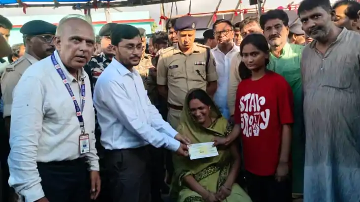 Bihar News : मुजफ्फरपुर में शहीद जवान के घर पहुंचे डीएम और ए