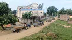 Bihar News : जमुई में लोगों के लिए काल बनकर दौड़ रहे बालू लदे ट्रैक्टर, मूकदर्शक बना प्रशासन  