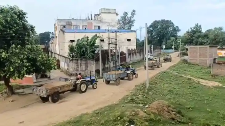 Bihar News : जमुई में लोगों के लिए काल बनकर दौड़ रहे बालू लदे