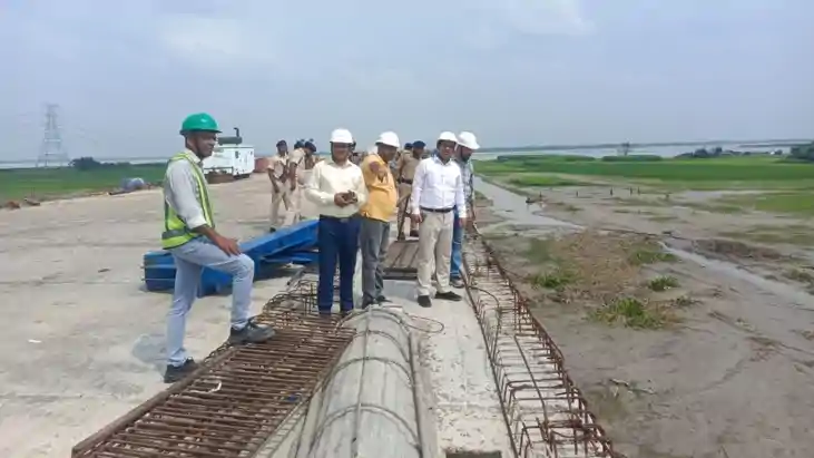 बकौर-भेजा निर्माणाधीन पुल का डीएम ने किया निरीक्षण, मार्च 20