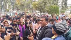 Bihar News: शिक्षा के मंदिर में शर्मनाक खेल, छात्रा से बदसलूकी का आरोप, सैकड़ों छात्राओं ने समाहरणालय घेरा, गिरफ्तारी की मांग पर उबाल